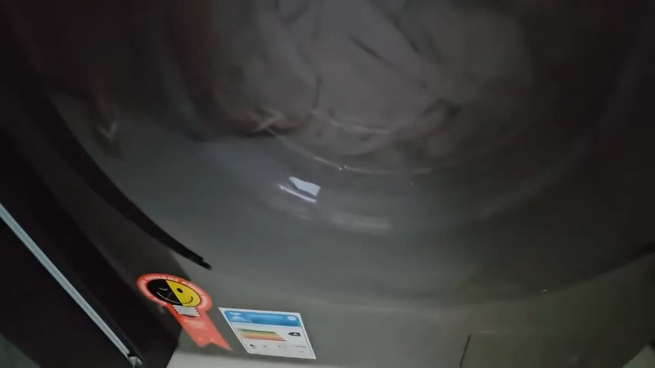 Tambor da lava e seca em pleno funcionamento lavando edredom