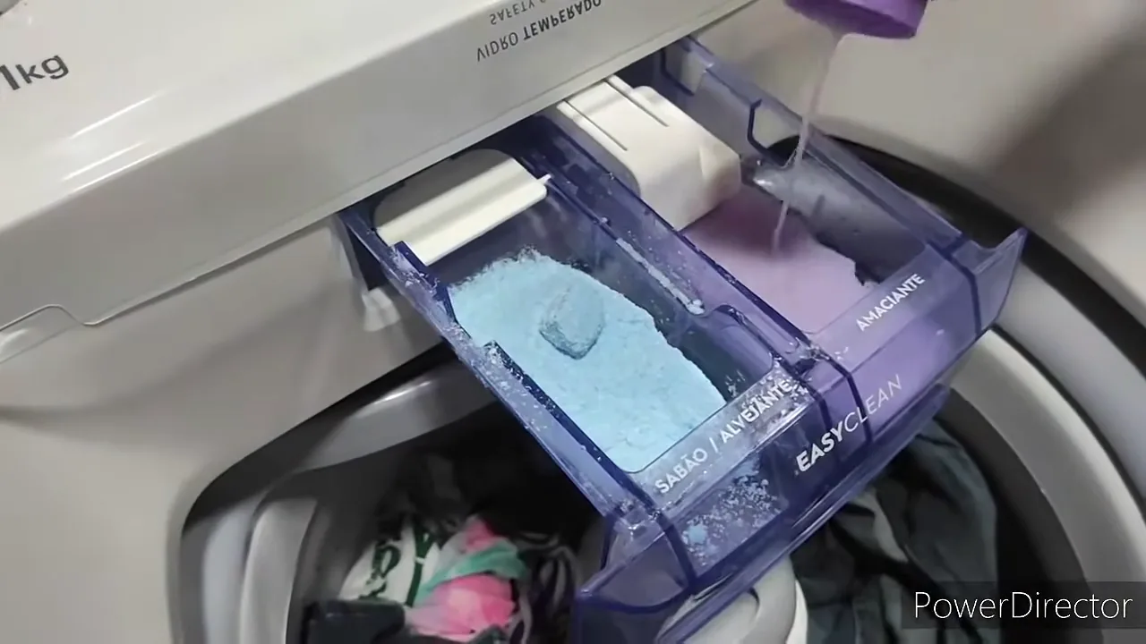 Adicionando amaciante no dispenser Easy Clean da máquina Electrolux
