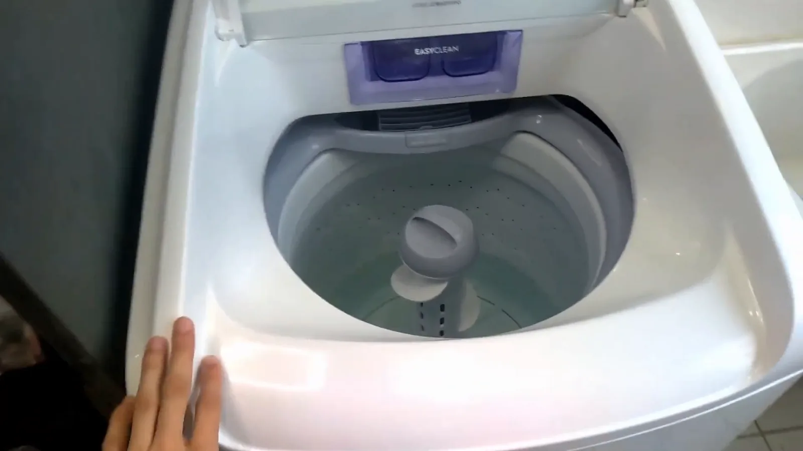 Máquina de lavar Electrolux com água no cesto para nivelamento