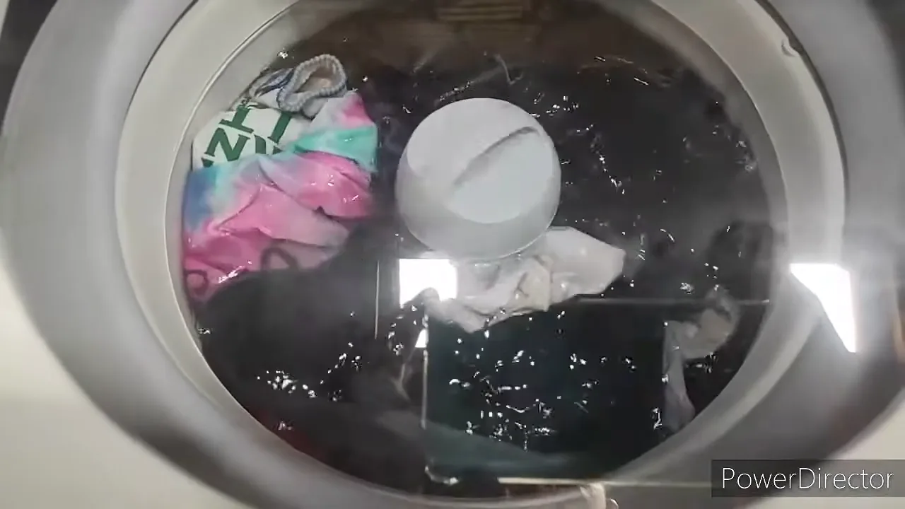 Agitador da lavadora Electrolux LES11 lavando roupas em água