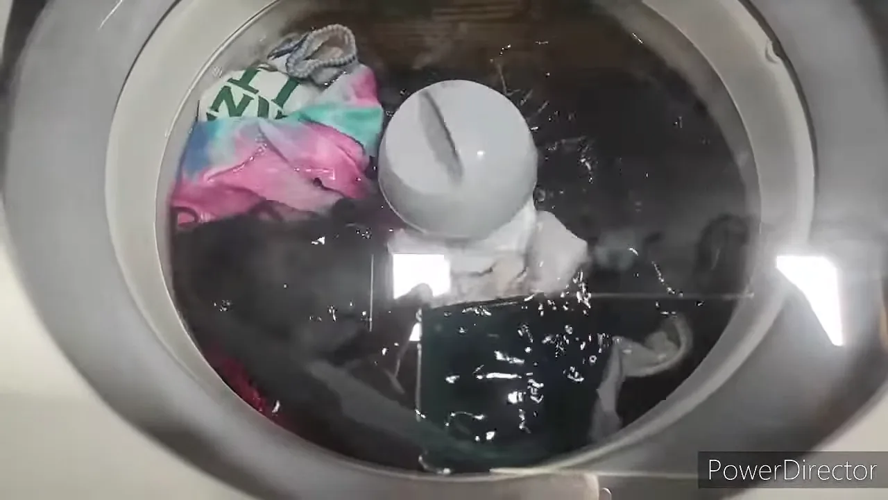 Lavadora Electrolux LES11 movimentando água e roupas no ciclo de lavagem