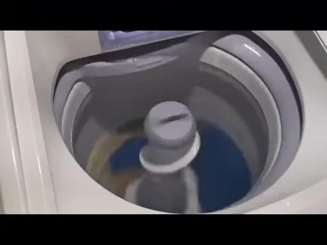 Lavadora Electrolux agitando água e roupas no ciclo de lavagem