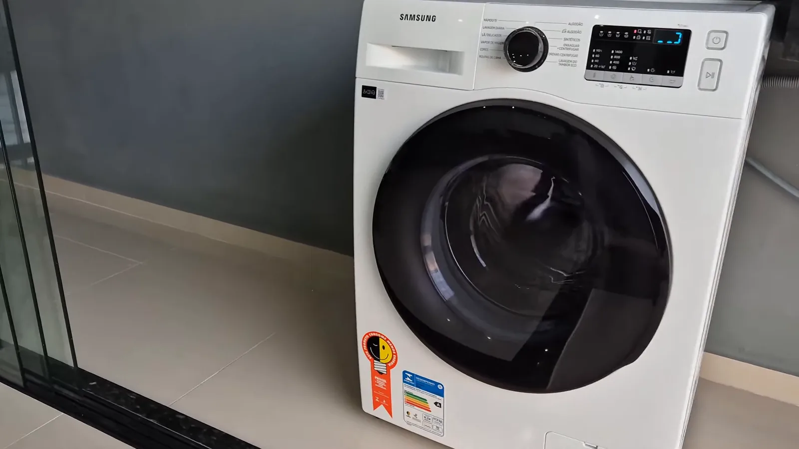 Máquina de lavar Samsung Digital Inverter em funcionamento na lavanderia