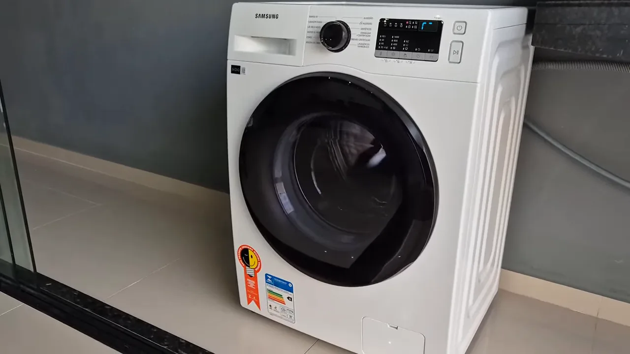 Máquina de lavar Samsung realizando ciclo de tombamento de roupas