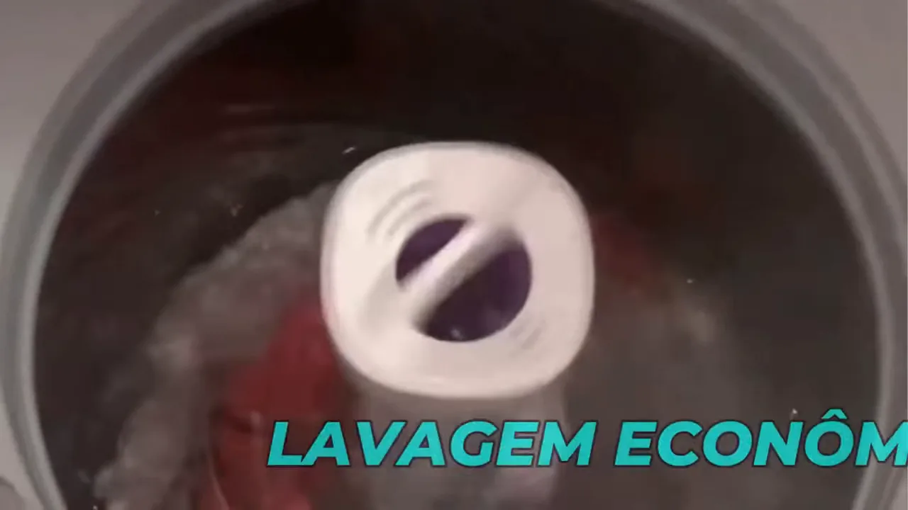 Lavadora agitando água e roupas durante o ciclo de lavagem
