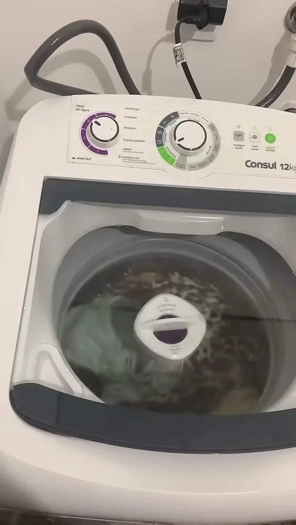 Máquina Consul 12 kg agitando roupas em ciclo de lavagem ativa