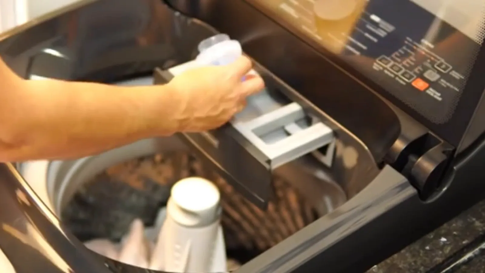 Abastecimento de sabão líquido no dispenser interno da lavadora
