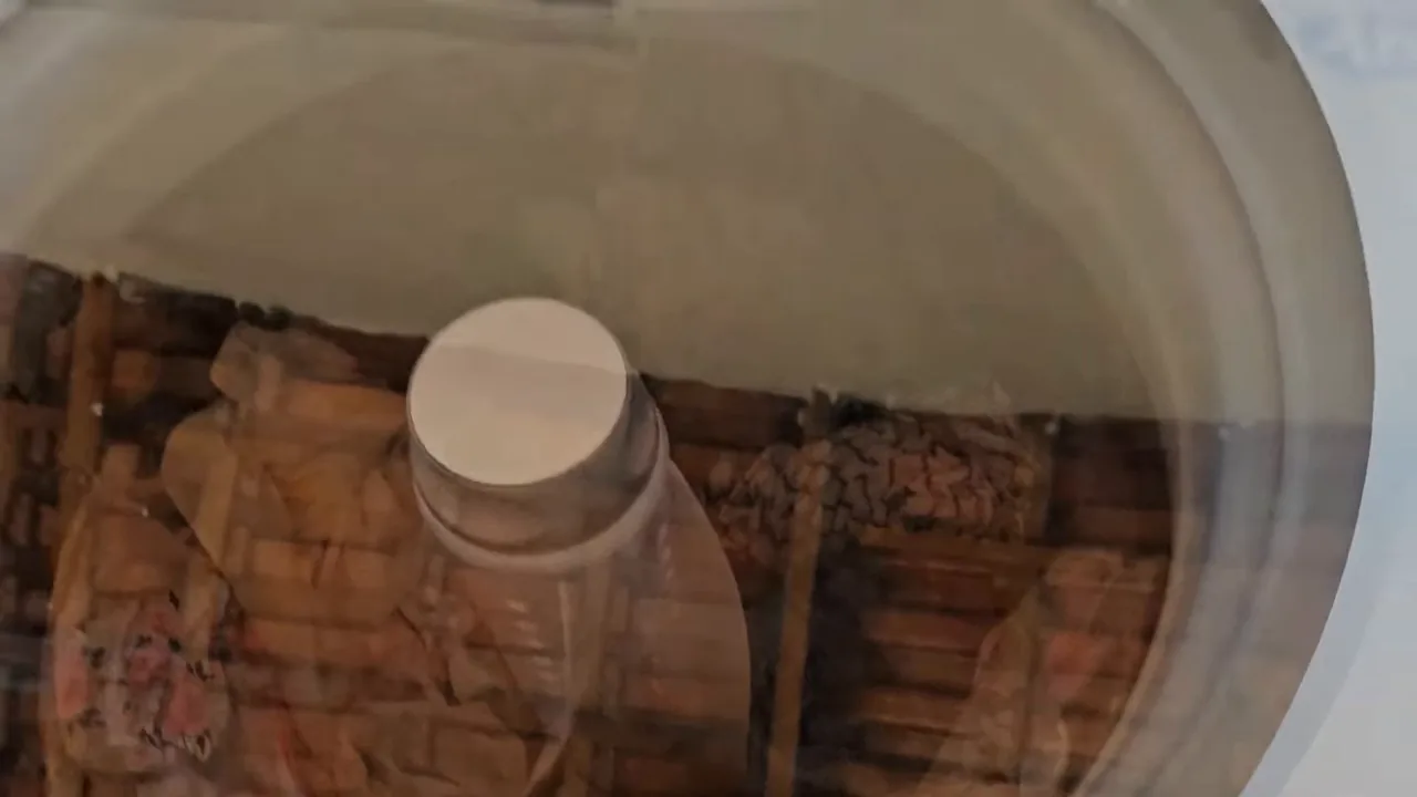 Agitador da lavadora movimentando as peças com água dentro do cesto
