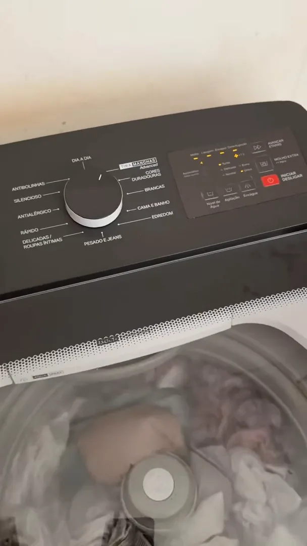Painel e cesto da máquina Brastemp 15 kg agitando roupas