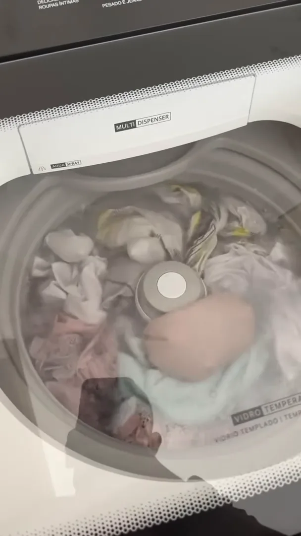 Lavadora Brastemp realizando agitação intensa com nível de água
