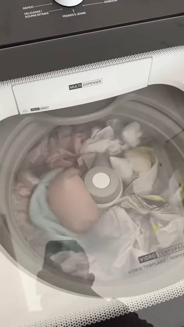 Lavadora Brastemp 15 kg em funcionamento durante ciclo de lavagem