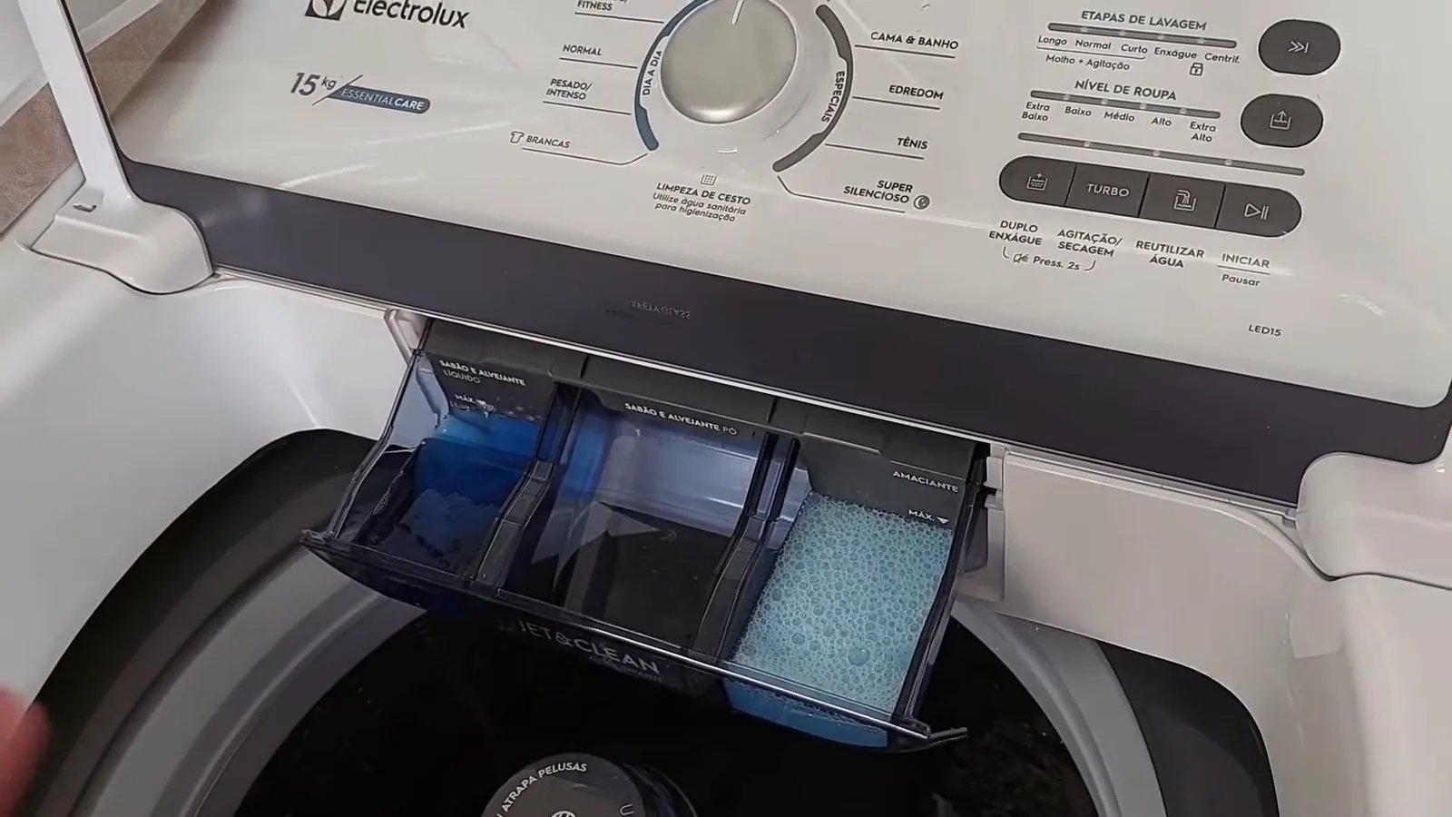 Dispenser Jet&Clean abastecido com sabão líquido e amaciante para lavagem