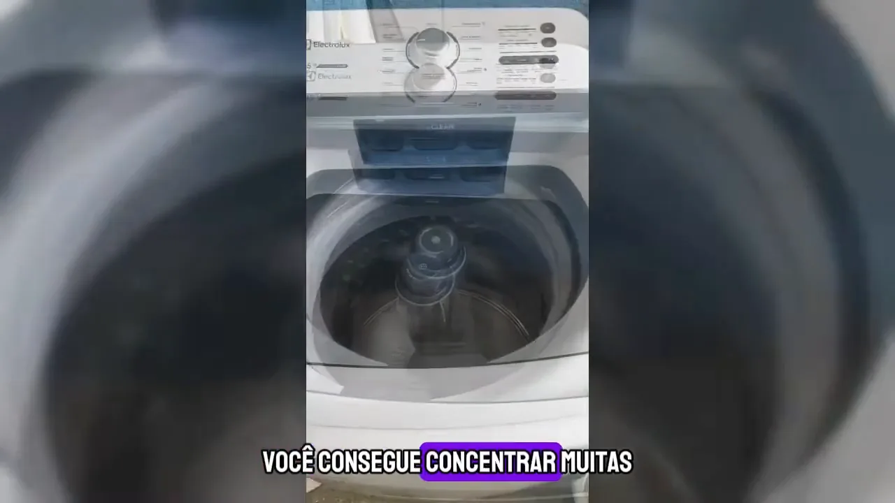 Cesto da lavadora Electrolux agitando roupas e água na lavagem