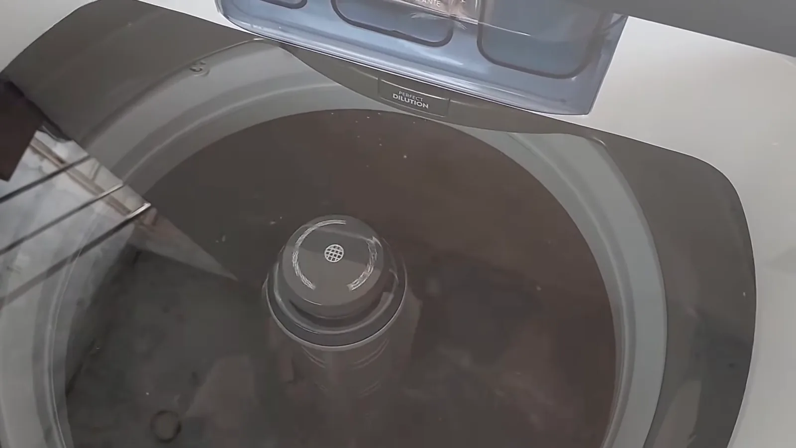 Lavadora Electrolux LED15 agitando as roupas durante o ciclo de lavagem