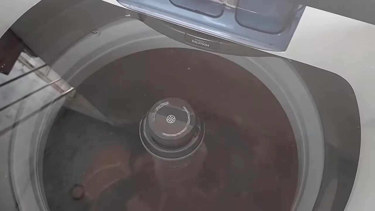 Lavadora Electrolux LED15 agitando roupas e água durante a lavagem
