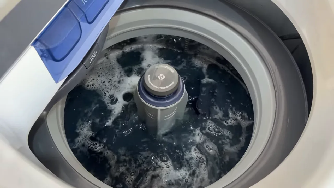 Lavadora Electrolux LED15 agitando roupas durante o ciclo de lavagem