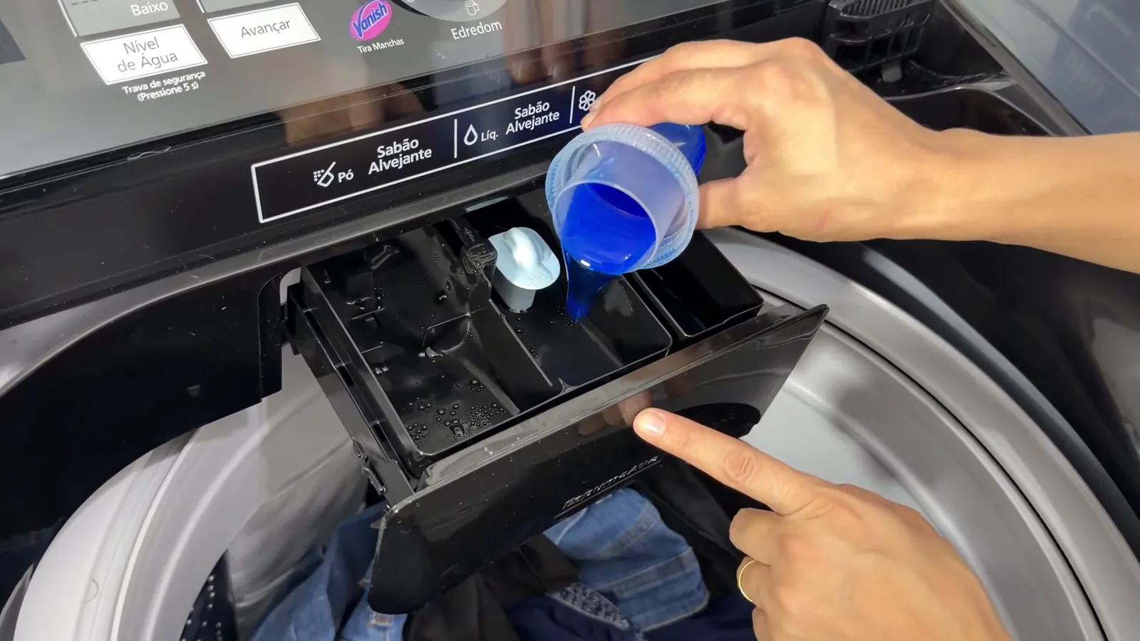 Abastecimento do dispenser da lavadora com sabão líquido para lavagem