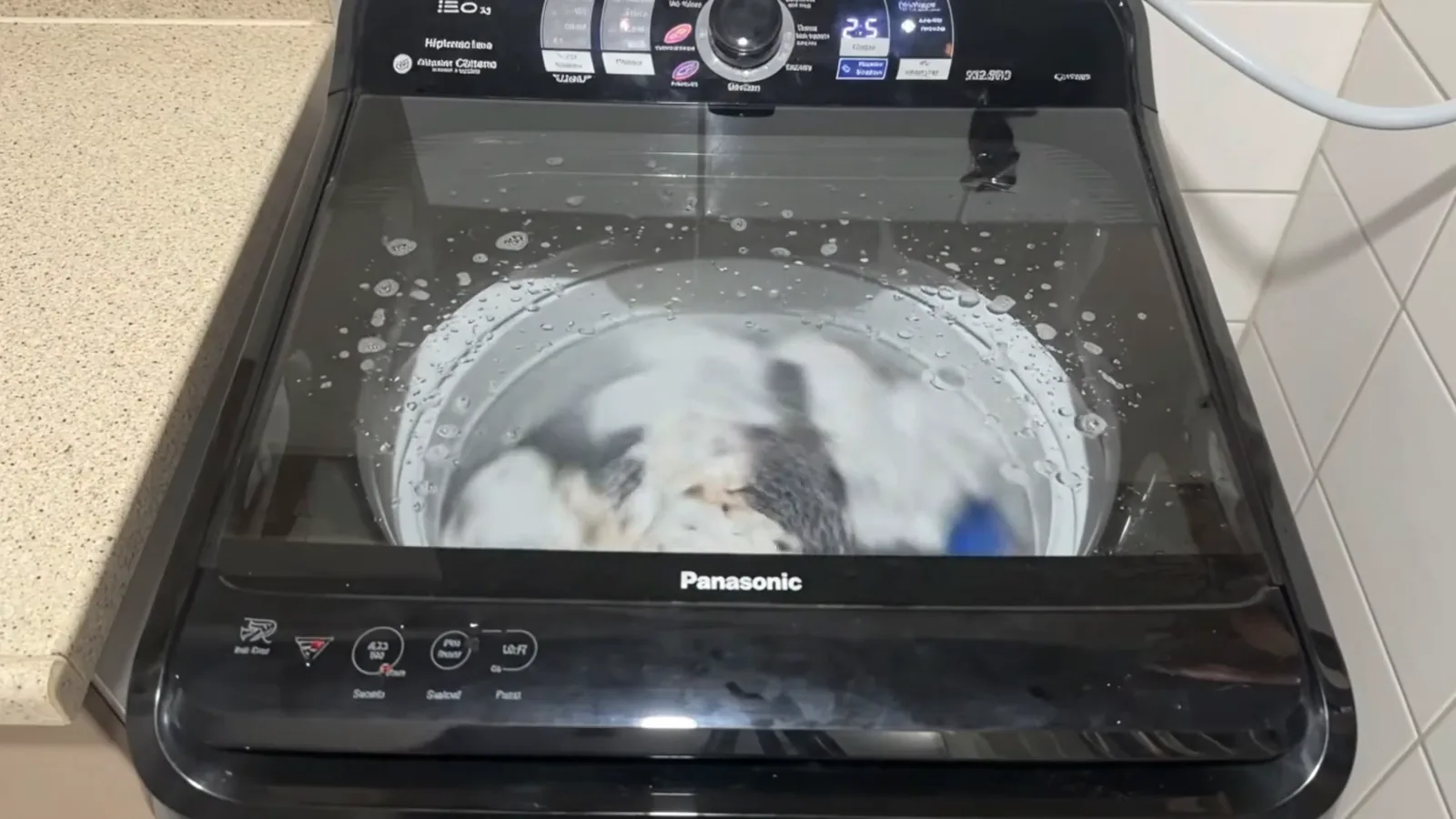 Cesto da lavadora Panasonic lavando roupas com sistema de espuma ativa
