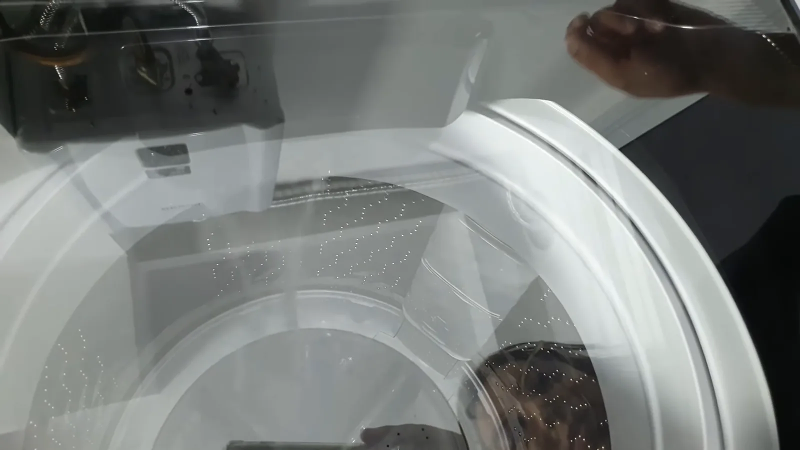Jato de água abastecendo o cesto da lavadora Panasonic