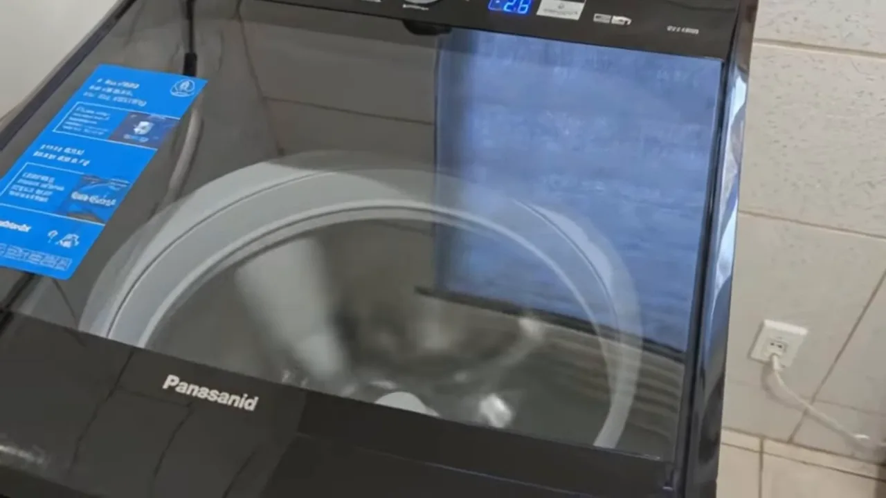 Lavadora Panasonic em ciclo de lavagem com painel digital ativo