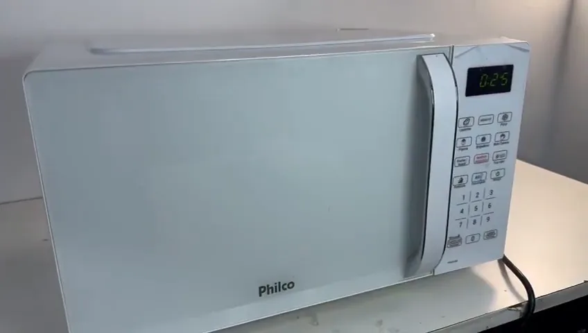 Micro-ondas Philco PMO23BB ligado com contagem regressiva no visor digital