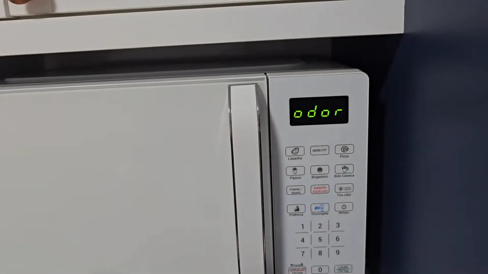 Micro-ondas Philco acionando função tira odor no visor digital
