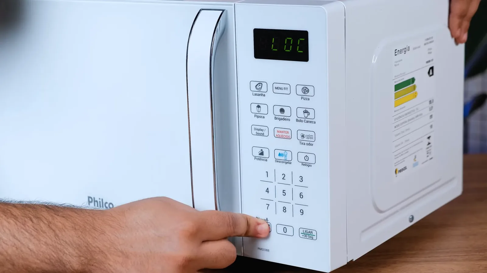 Painel digital ativando a trava de segurança para crianças do micro-ondas