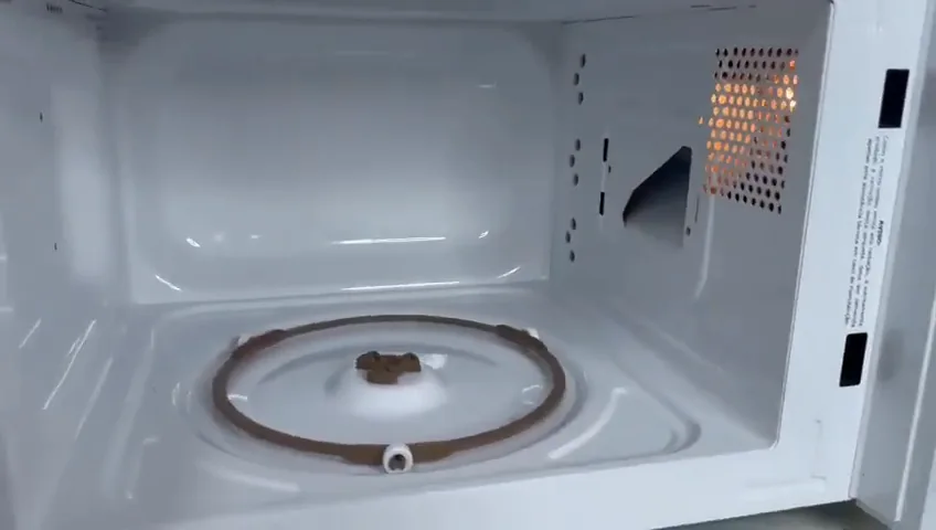Cavidade interna iluminada do micro-ondas Philco com anel giratório visível