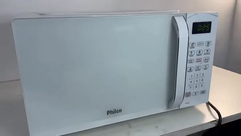 Micro-ondas Philco funcionando com contagem regressiva no painel digital