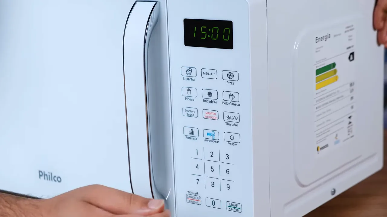Micro-ondas funcionando e exibindo contagem regressiva no painel digital