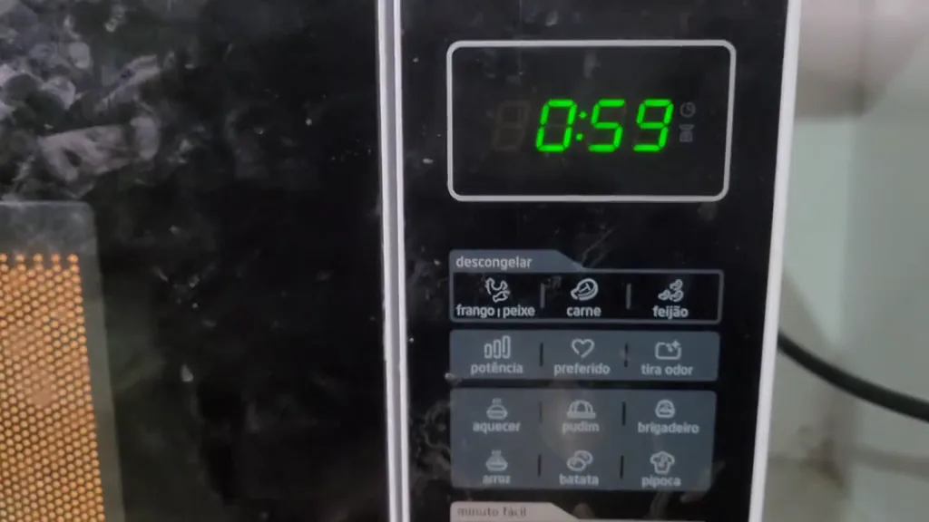 Micro-ondas Midea em funcionamento com contagem regressiva no painel