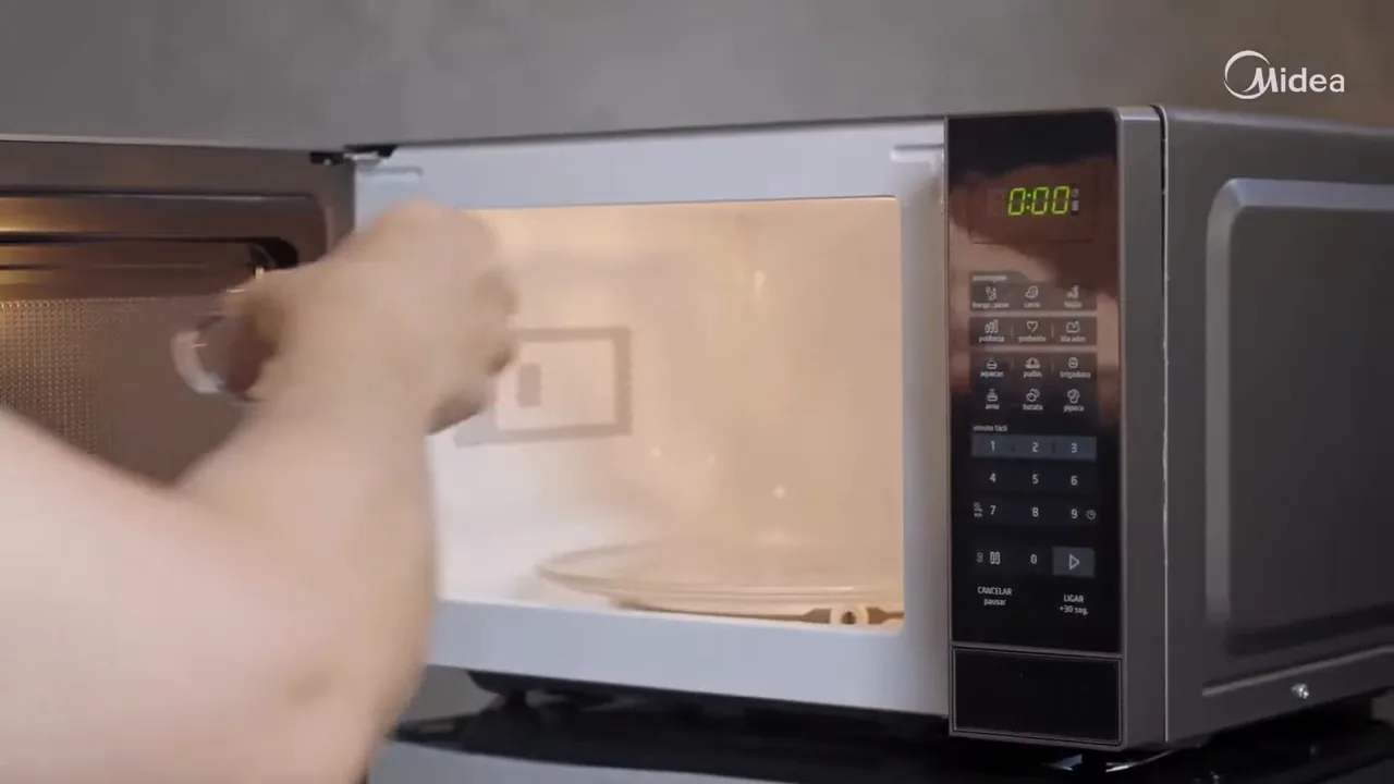 Abertura da porta e colocação de recipiente no micro-ondas