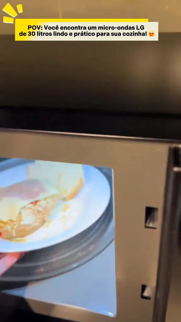 Prato de comida sendo colocado no interior do micro-ondas LG NeoChef