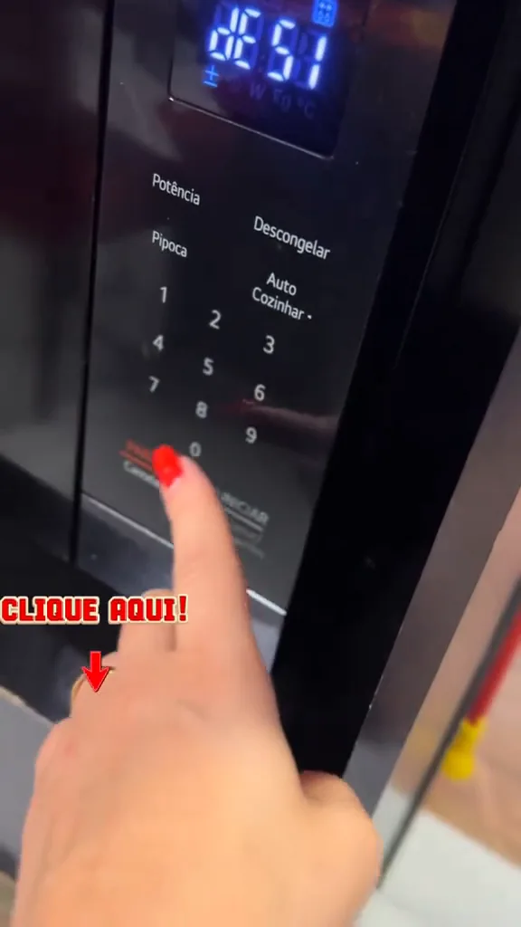 Configurando o tempo no painel sensível ao toque do micro-ondas
