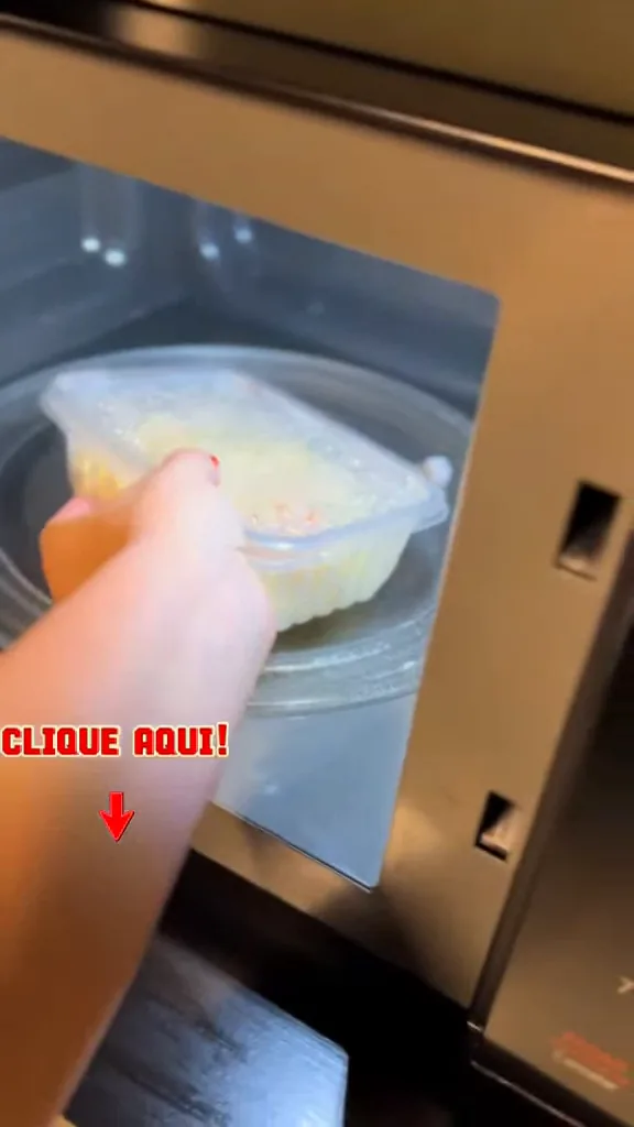 Colocando pote de comida no prato giratório dentro do micro-ondas