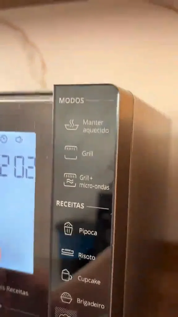 Seleção das funções de grill no painel touch do micro-ondas