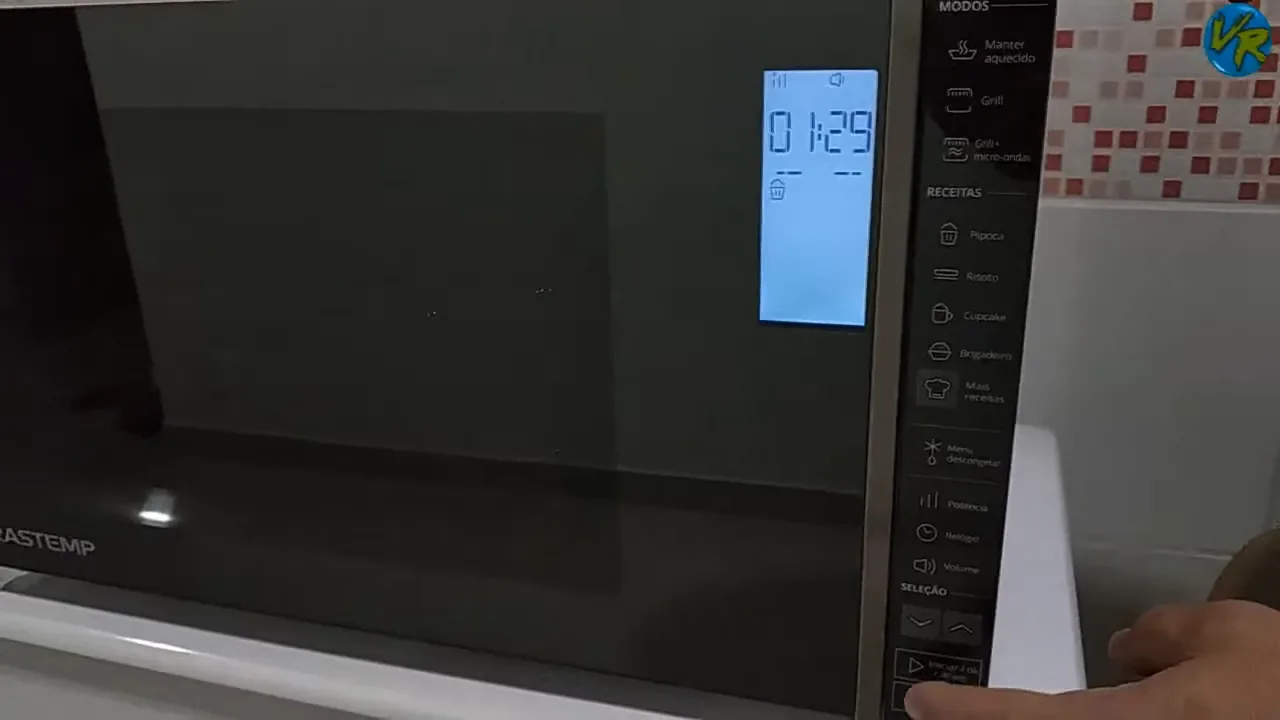 Micro-ondas em funcionamento contínuo com contagem regressiva no visor digital