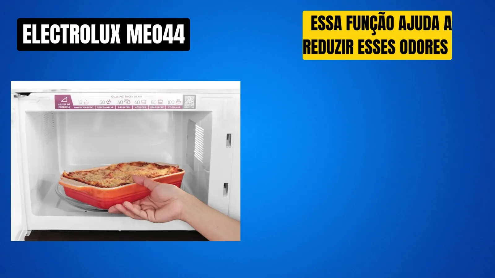 Travessa colocada na ampla cavidade interna do micro-ondas Electrolux MEO44