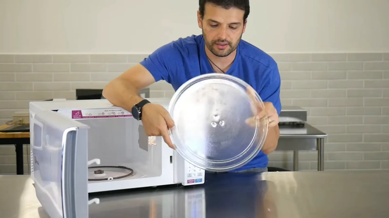 Remoção do prato giratório de vidro do interior do micro-ondas Electrolux