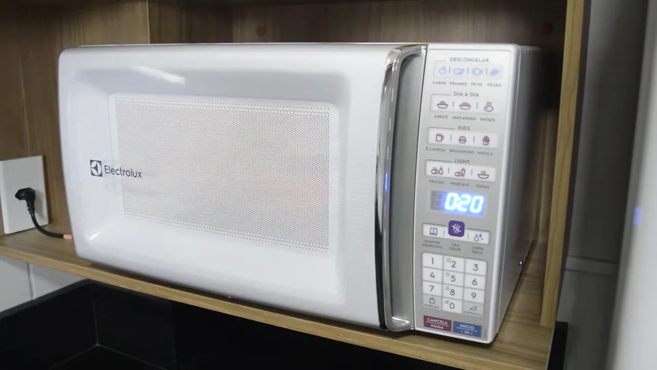 Micro-ondas funcionando em contagem regressiva durante o ciclo de aquecimento