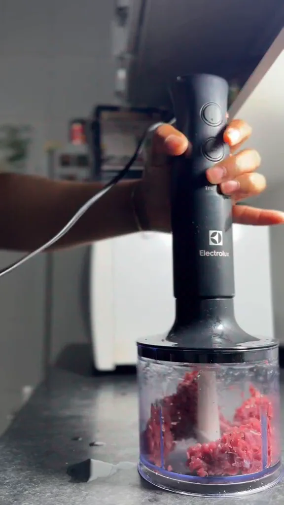 Mixer Electrolux triturando pedaços de carne dentro do miniprocessador
