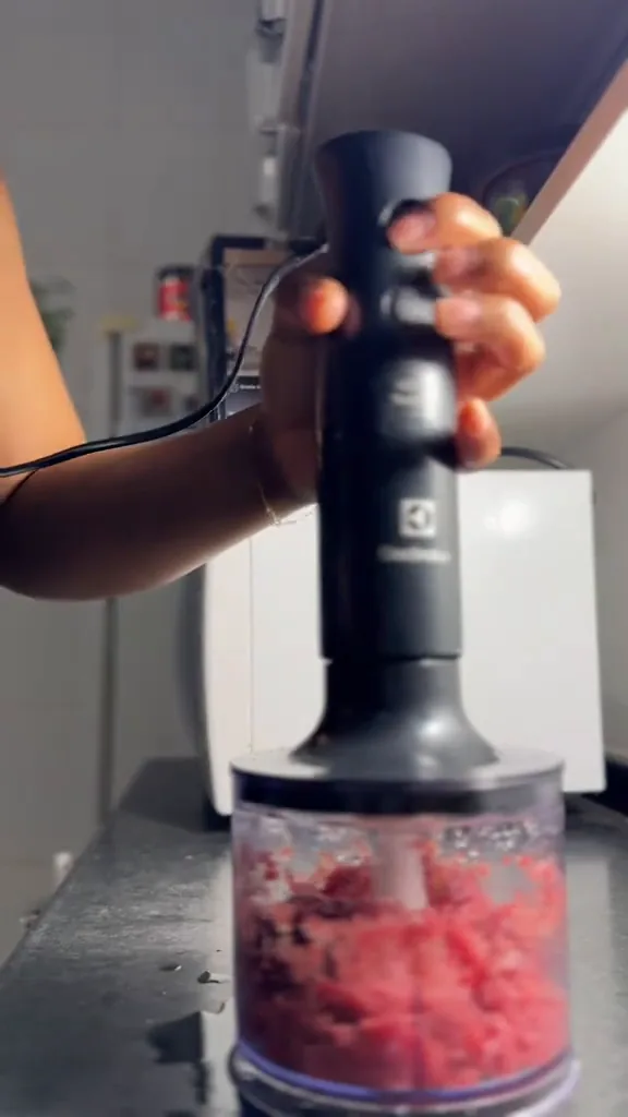 Segunda porção de carne sendo picada pelo mixer Electrolux