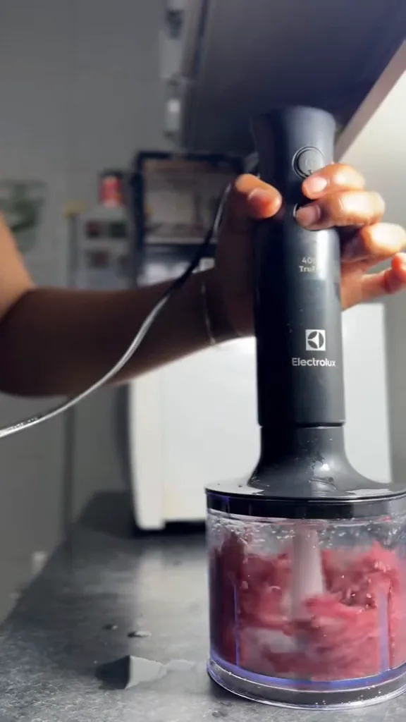 Mixer funcionando continuamente para moer carne no copo do processador
