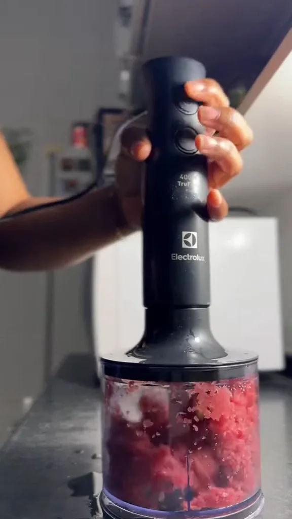 Aparelho triturando carne rapidamente com o acessório miniprocessador em uso