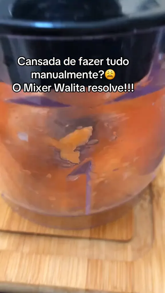 Miniprocessador de alimentos triturando pedaços de cenoura