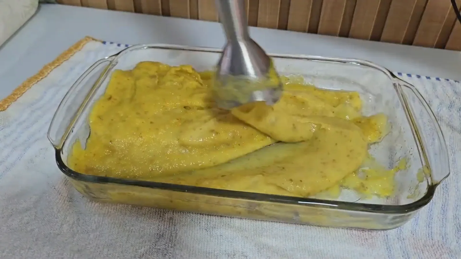 Mixer Philips Walita triturando batatas para purê em travessa