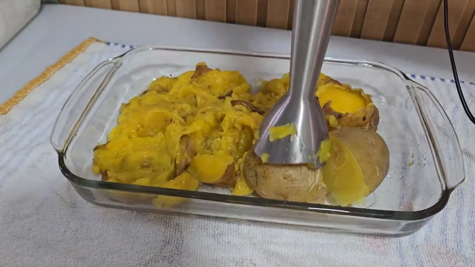 Haste metálica do mixer amassando batatas com eficiência