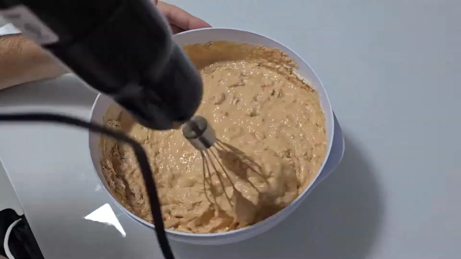 Batedor fuê do mixer misturando massa pesada na tigela