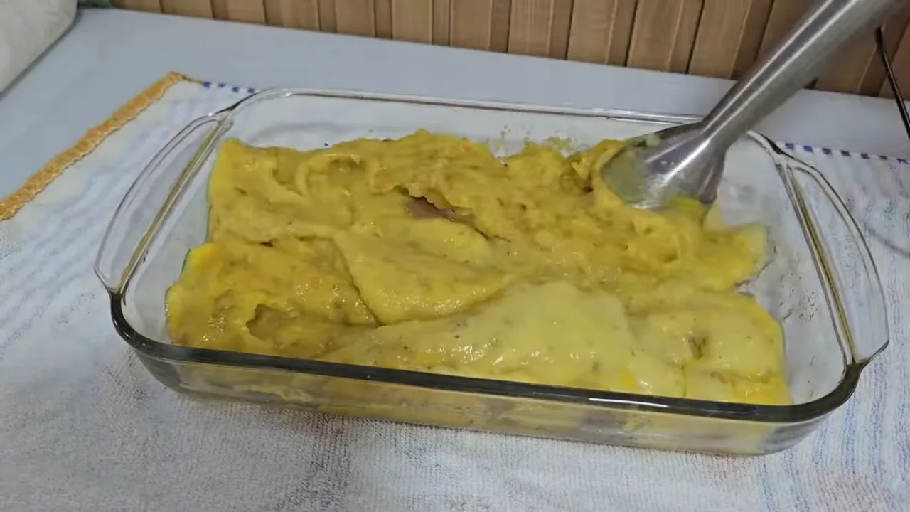 Mixer processando batatas cozidas para consistência de purê