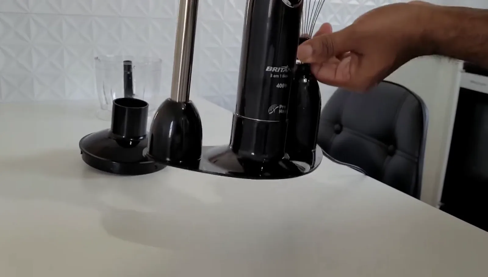 Mixer Britânia com acessórios organizados no suporte para bancada